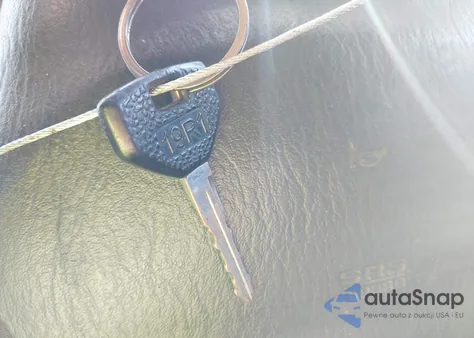 2000 Jeep Cherokee Sport from USA, damaged, VIN 1J4FF48S6YL147949